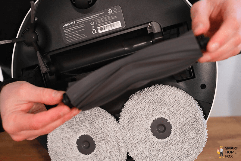 Die Seitenbürste des Dreame L10s Pro Ultra Heat wird zur Reinigung entnommen.